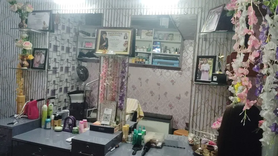 ଦର୍ପଣ, ଷ୍ଟାଇଲିଂ ଚେୟାର ଓ ଫୁଲ ସହ ପାର୍ଲର