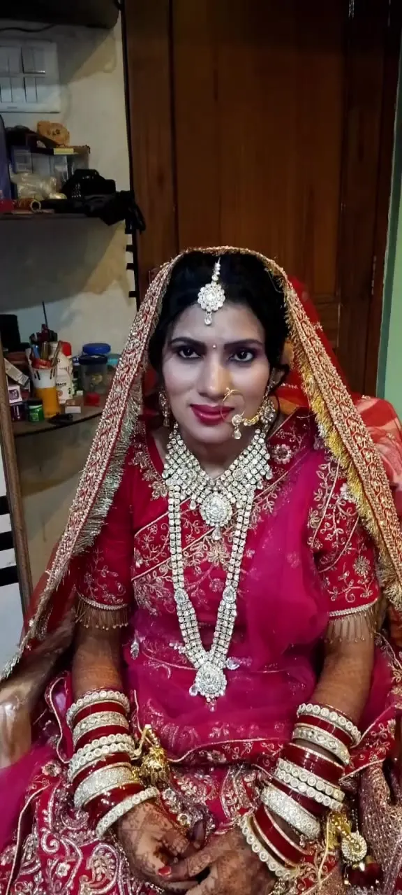 ମୋତି ଗହଣା ସହ ଗୋଲାପି ପୋଷାକରେ କନିଆଁ