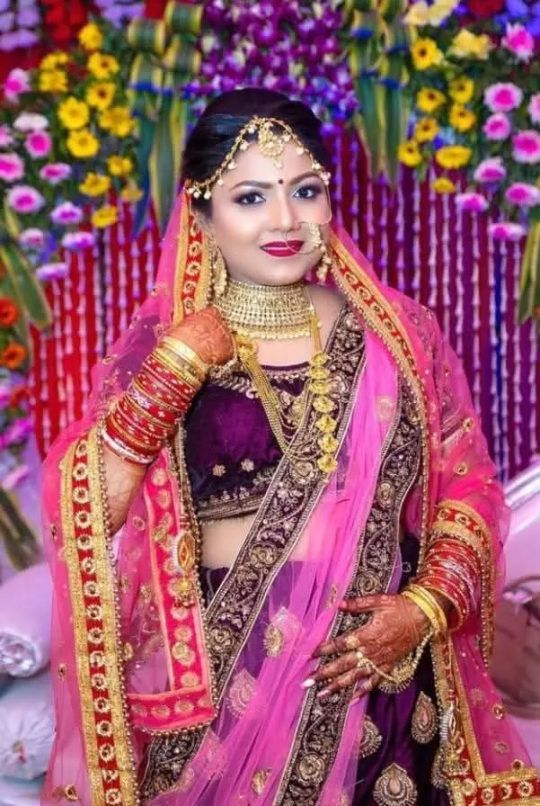 ବାଇଗଣି ଲେହେଙ୍ଗା ଓ ଗୋଲାପି ଓଢ଼ଣୀରେ ବ୍ରାଇଡାଲ୍ ଲୁକ୍