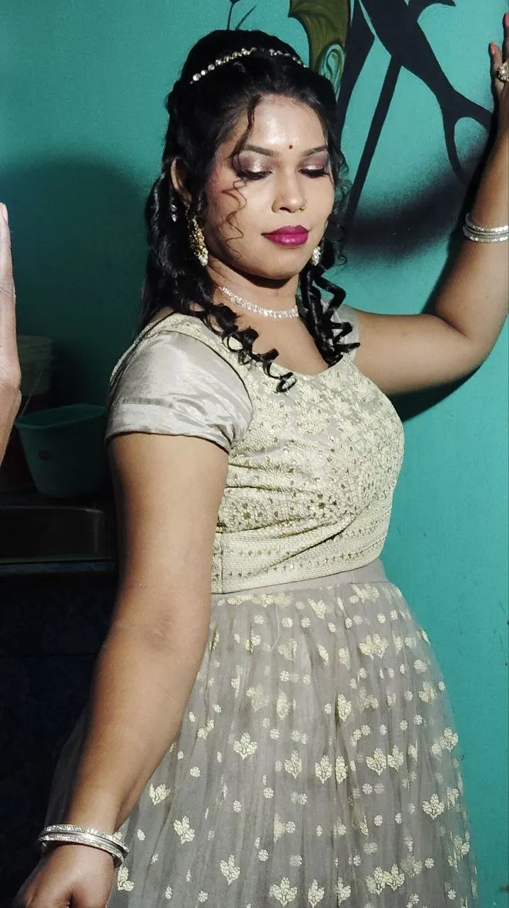 ବେଜ୍ ଗାଉନ୍‌ରେ ପାର୍ଟି ଲୁକ୍