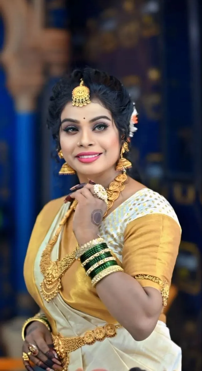 କ୍ରିମ୍-ସୁନେଲି ଶାଢ଼ୀ ଓ ସବୁଜ ଚୁଡ଼ି ସହ ଲୁକ୍